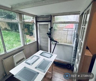 4 bedroom semi-detached house to rent - Photo 4