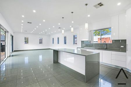 Modern And Spacious Single Level 5 Bedroom Home - Photo 5