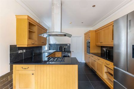 A bright and spacious four bedroom family home with private garden in Fulham - Photo 5