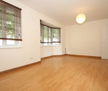 Knaphill, Woking - Photo 3