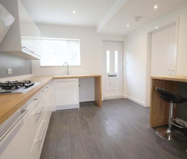 3 Bedroom House - Mid Terrace To Let - Photo 3
