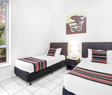 Fully Furnished 2-Bedroom Apartment in the Heart of Surfers Paradise - Photo 5