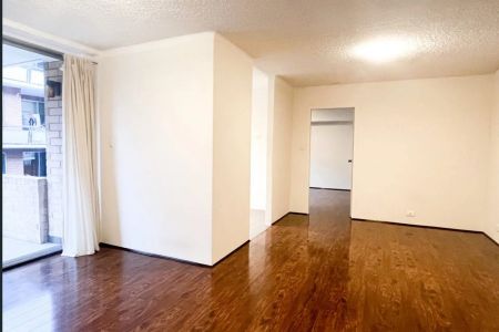 Stylish & Convenient 1-Bedroom Apartment in Kogarah - Photo 5