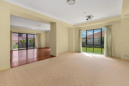 Large dual-living family home, in sought after location! - Photo 5