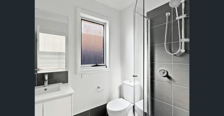 Near-New Spacious Five-Bedroom Family Home with Multi-Room & Large Block - Photo 2