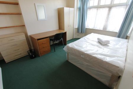 5 bedroom flat to rent - Photo 4