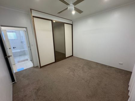 Stunning Renovated 2 Bedroom unit in quiet location - Photo 3