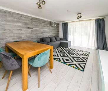 Broadfield 2 bedroom flat to rent - Photo 2