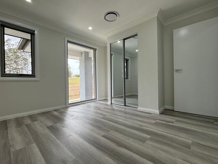 Brand New 5 Bedroom Family Home - Photo 4