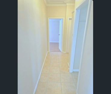 Convenient Location! Close to shops, school and public transport! - Photo 5