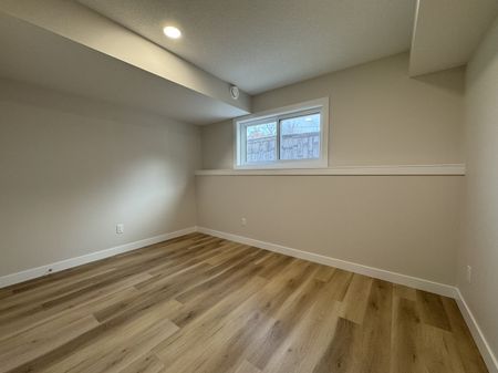 3 Bedroom Triplex - Ready for it's First Tenants!! 1 Month Free Rent - Photo 5