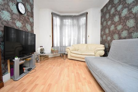 2 Bed Terraced House, Stirling Road, E13 - Photo 3