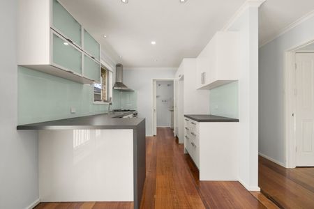 6 Chesney Court, Gladstone Park VIC 3043 - Photo 3