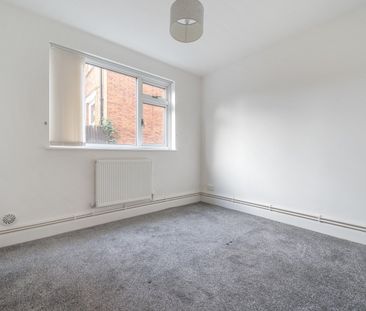 Flat to rent - Hadlow Road, Sidcup, DA14 - Photo 2