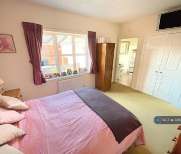 3 bedroom semi-detached house to rent - Photo 5