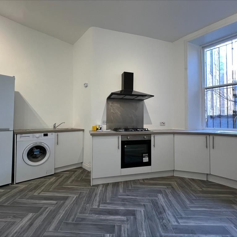 4 bedroom flat to rent - Photo 1