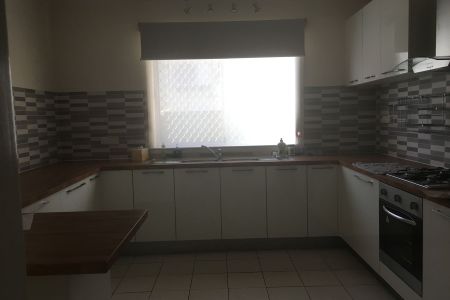 Spacious 4 bedroom house - Photo 4