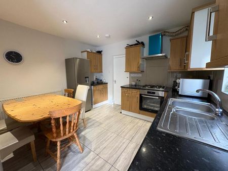 1 bedroom in a house share to rent - Photo 5