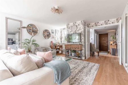 5 bedroom detached house to rent - Photo 2