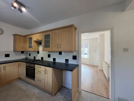 3 bedroom semi-detached house to rent - Photo 4