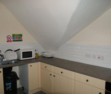 1 bedroom in a house share to rent - Photo 3