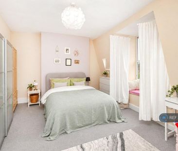 3 bedroom flat to rent - Photo 3