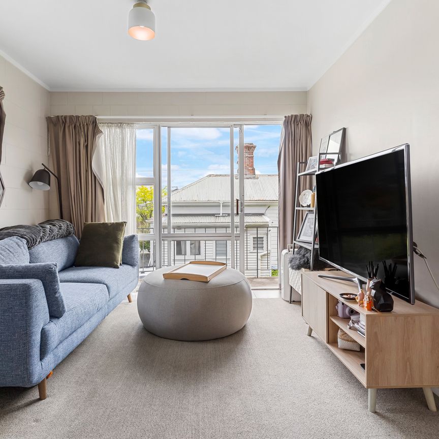 Harbour & Bridge Views - Unbeatable Location - Photo 1