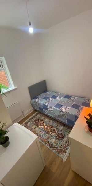 Room in a Shared House, Ancona Road, NW10 - Photo 1