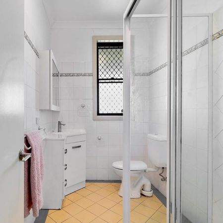 Family 3 bedroom home with air conditioning - Photo 5