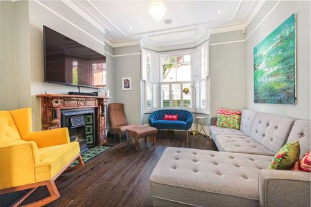 SHORT LET: £5750 per month for 5-6 month let or £6500 per month for under 5 months. A stunning family room with period features and fantastic living space - Photo 2