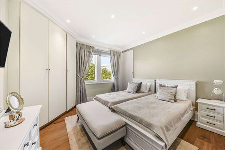 A well presented four bedroom lateral apartment set on the fourth floor of this well regarded portered mansion block - Photo 3