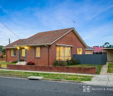 LOW-MAINTENANCE AND CENTRAL CONVENIENCE - Photo 4