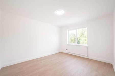 4 bedroom semi-detached house to rent - Photo 4