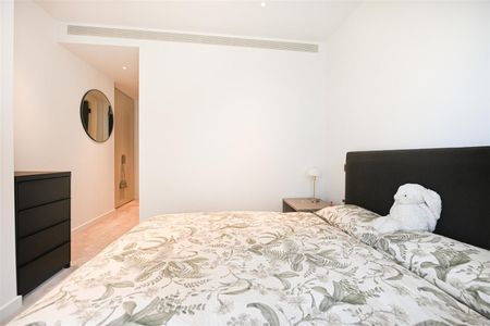 One Thames City, 8 Carnation Way, London, SW8 - Photo 4