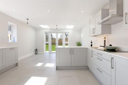 4 bedroom end of terrace house to rent - Photo 5