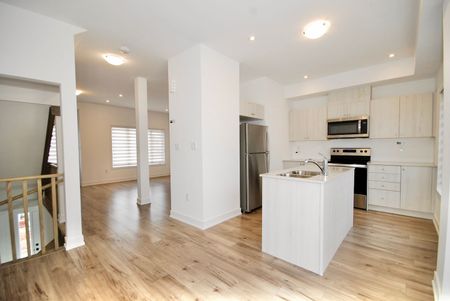 For Lease - 5 Pumpkin Corner Crescent, Barrie, Ontario - Photo 2