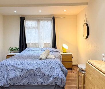 Studio Flat, Park Avenue, NW2 - Photo 2