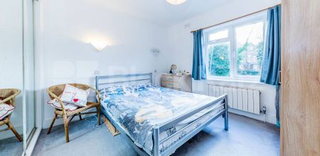 One bedroom coach house located a short walk to both to Highgate station - Photo 4