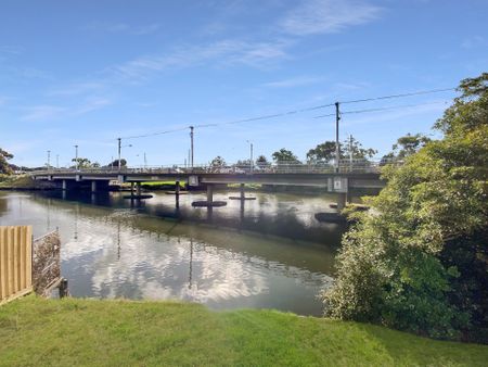 Large three bedroom home - Photo 3