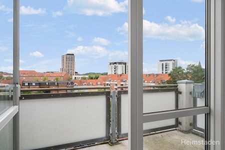 Central beliggenhed, med gratis parkering og adgang til charmerende gårdmiljø. - Photo 4