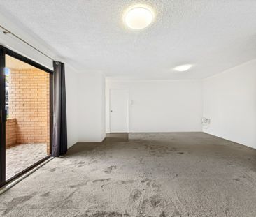 Coastal 3-Bedroom Convenience Near Brisbane Waterfront - Photo 2