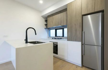 “Ultra Modern, Immaculately Maintained Townhouse” - Photo 4