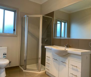 Spacious Townhouse! - Photo 5