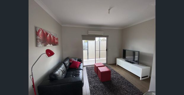 Furnished Townhouse - 3 to 6 month lease - Photo 1