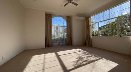 Hard to find a warm and solid home? You can stop hunting now! - Photo 4