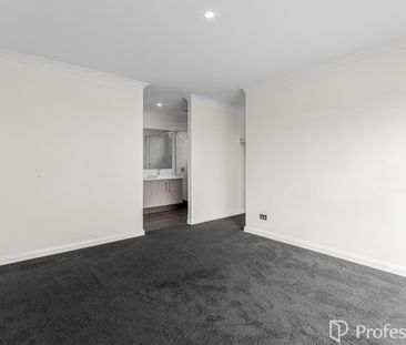 Modern comfort with room for everyone! - Photo 3