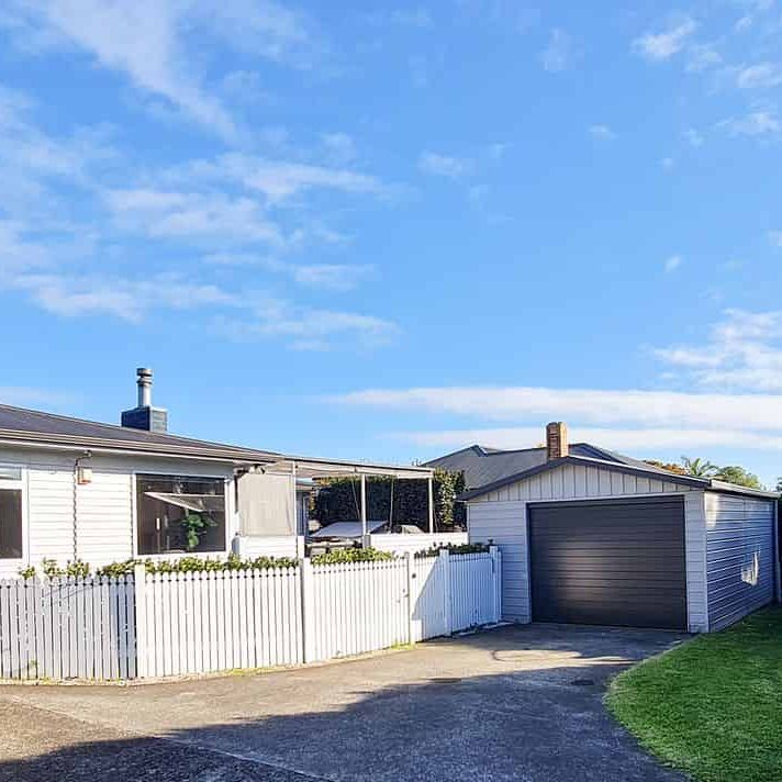 Charming 3BR Home with Spacious Outdoor Living - Photo 1