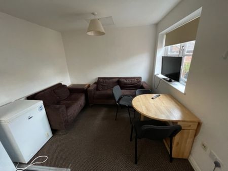 5 Bed Student Accommodation - Photo 4