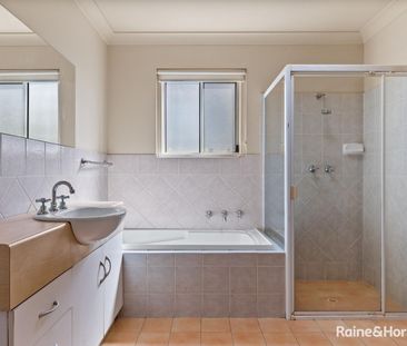 Prestigious 2 Bedroom Townhouse in Kensington! - Photo 3