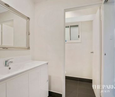 Modern Family Home - Photo 5